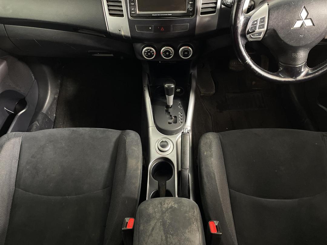 Photo '18' of Mitsubishi Outlander