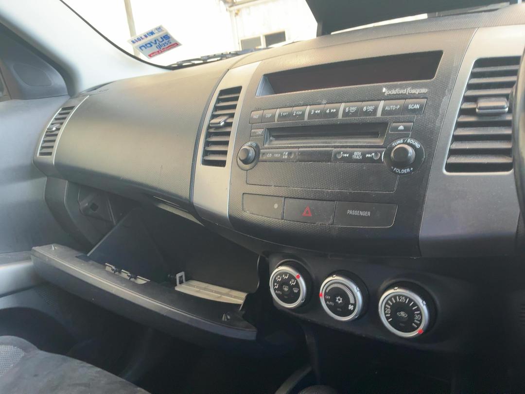 Photo '18' of Mitsubishi Outlander