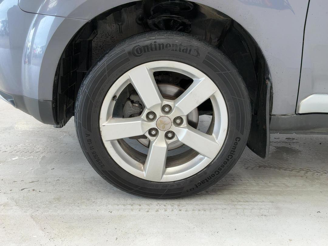 Photo '10' of Mitsubishi Outlander