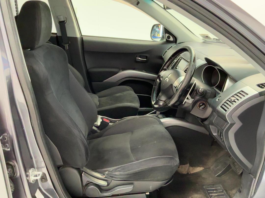 Photo '16' of Mitsubishi Outlander