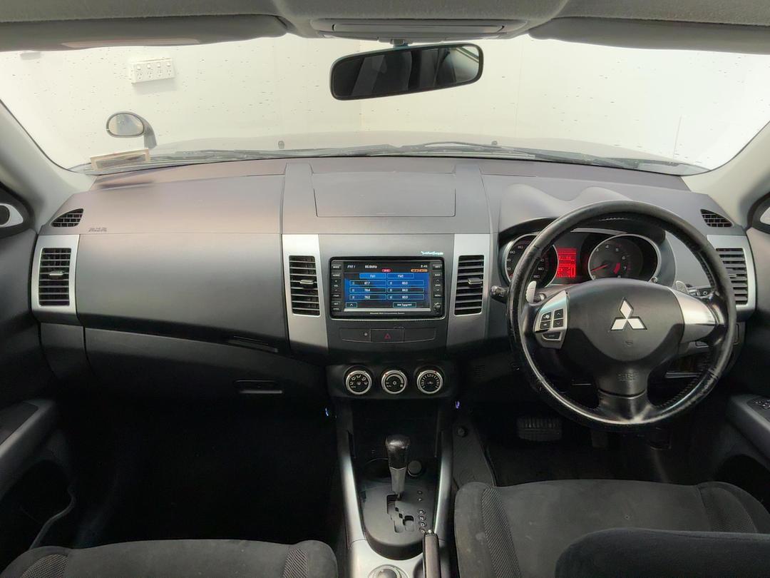 Photo '17' of Mitsubishi Outlander
