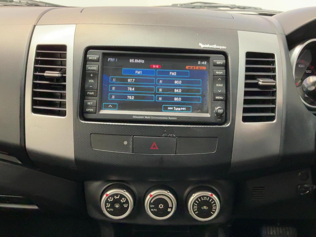 Photo '18' of Mitsubishi Outlander