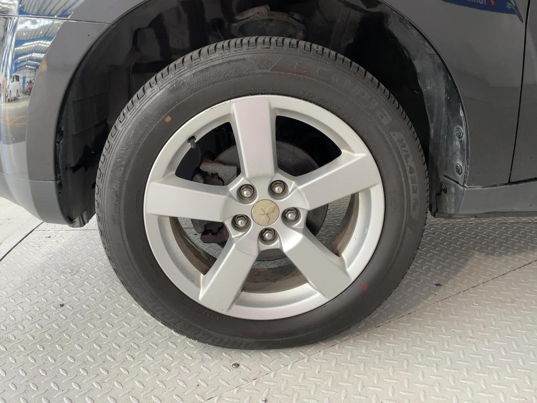 Photo '10' of Mitsubishi Outlander