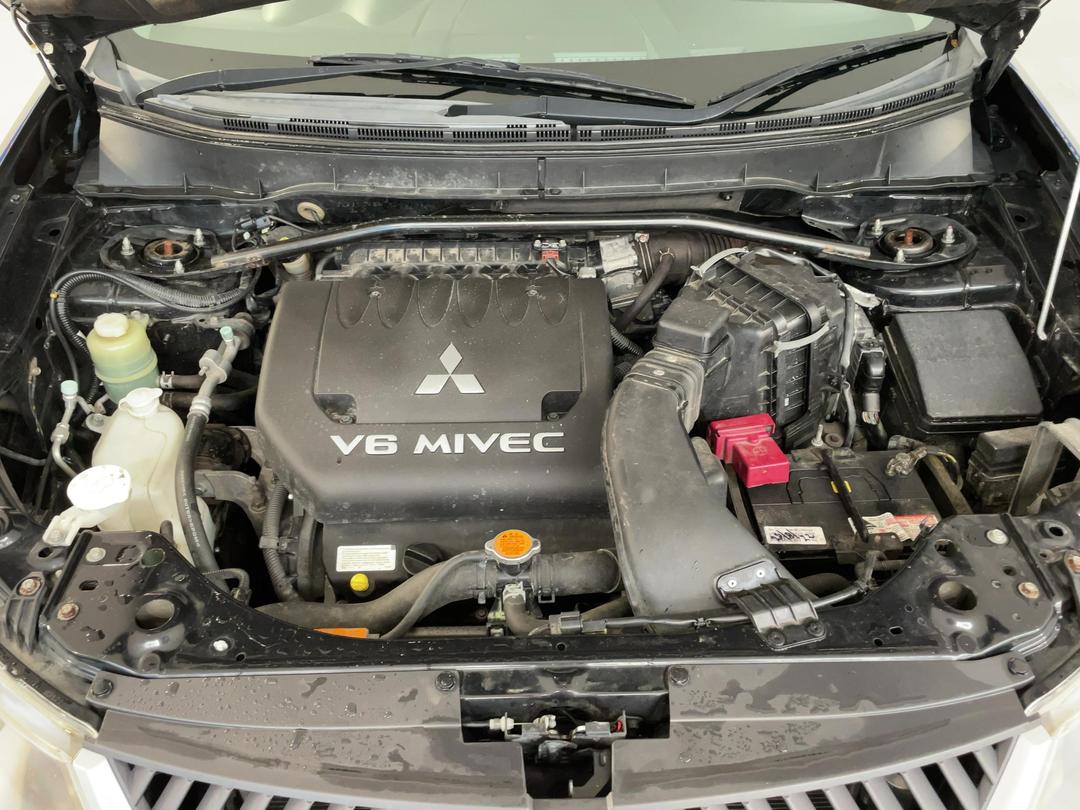 Photo '13' of Mitsubishi Outlander
