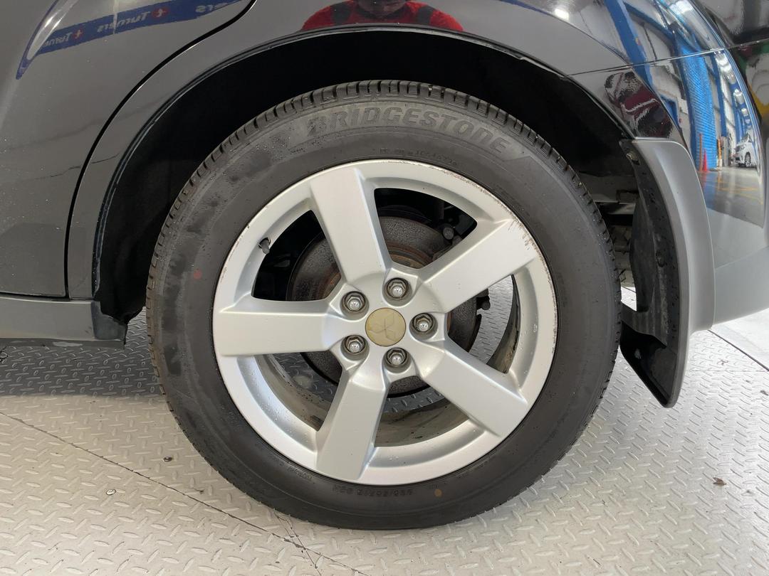 Photo '11' of Mitsubishi Outlander