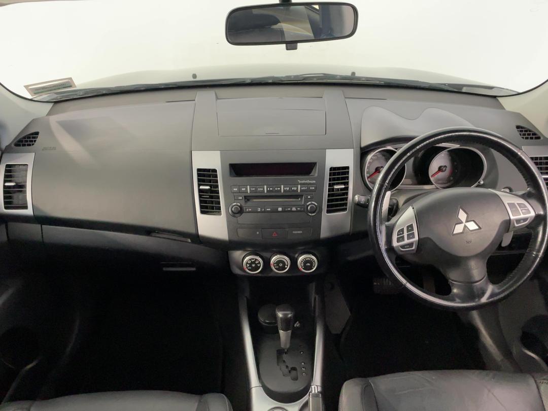 Photo '17' of Mitsubishi Outlander