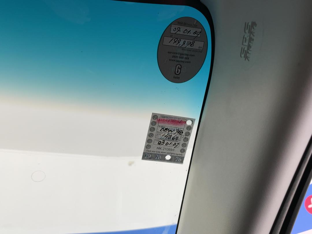 Photo '28' of Mitsubishi Outlander