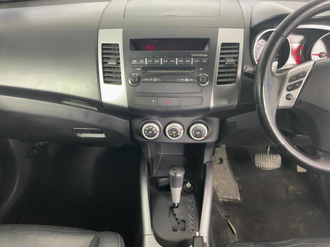 Photo '18' of Mitsubishi Outlander