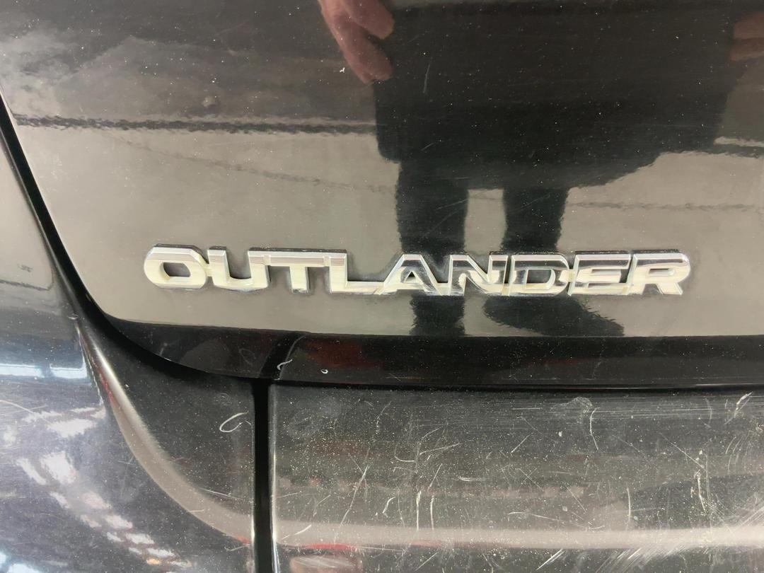 Photo '28' of Mitsubishi Outlander