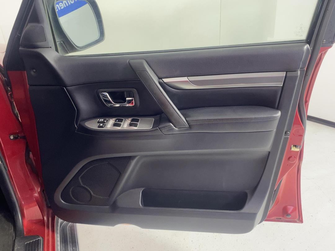 Photo '15' of Mitsubishi Pajero