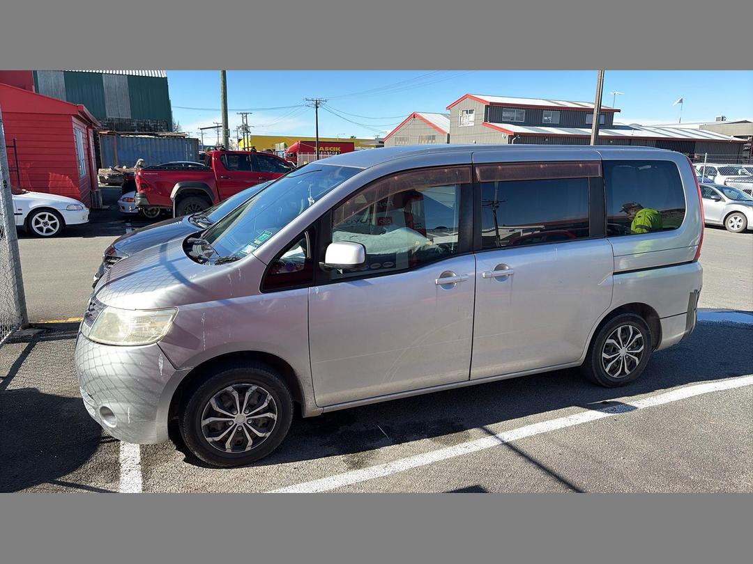 Photo '2' of Nissan Serena Photo '2' of Nissan Serena