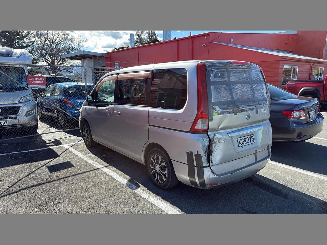 Photo '3' of Nissan Serena Photo '3' of Nissan Serena