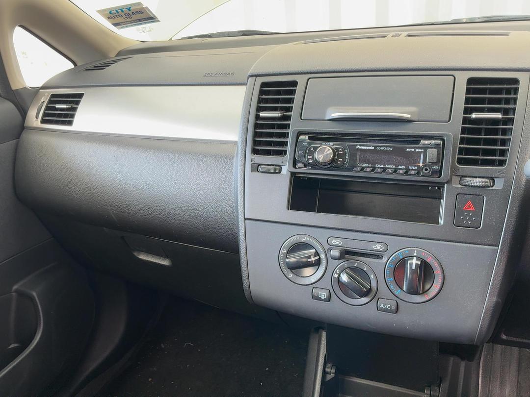 Photo '15' of Nissan Tiida ST Photo '15' of Nissan Tiida ST