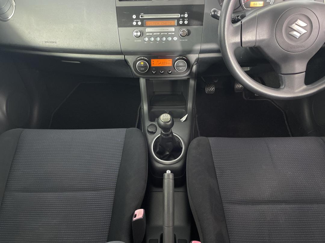 Photo '18' of Suzuki Swift