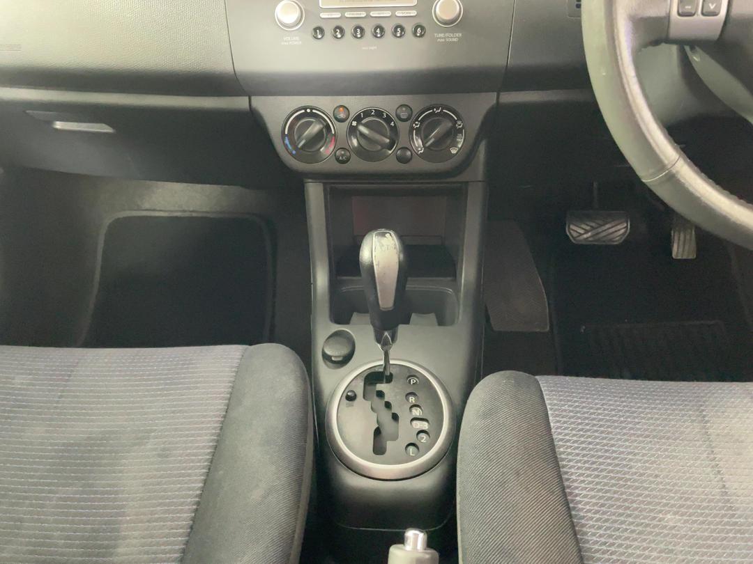 Photo '18' of Suzuki Swift