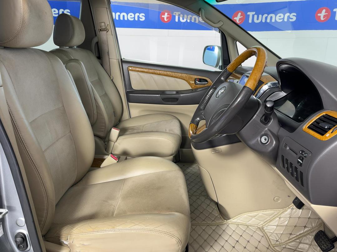 Photo '16' of Toyota Alphard