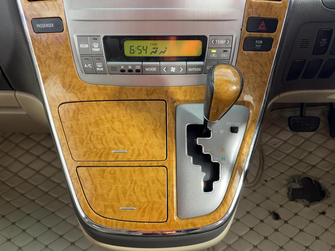 Photo '18' of Toyota Alphard