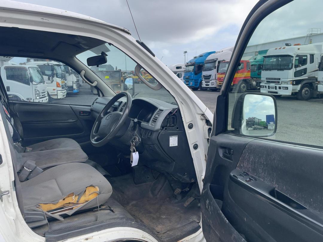 Photo '10' of Toyota Hiace Van