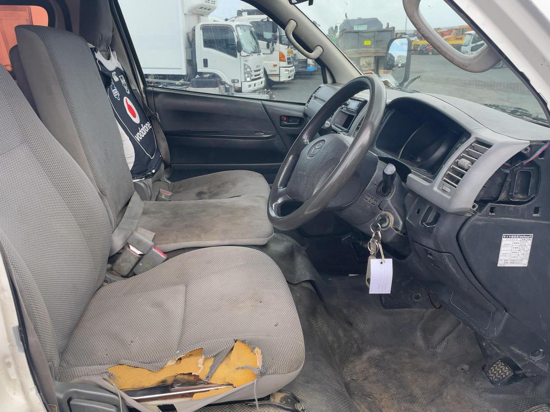 Photo '11' of Toyota Hiace Van