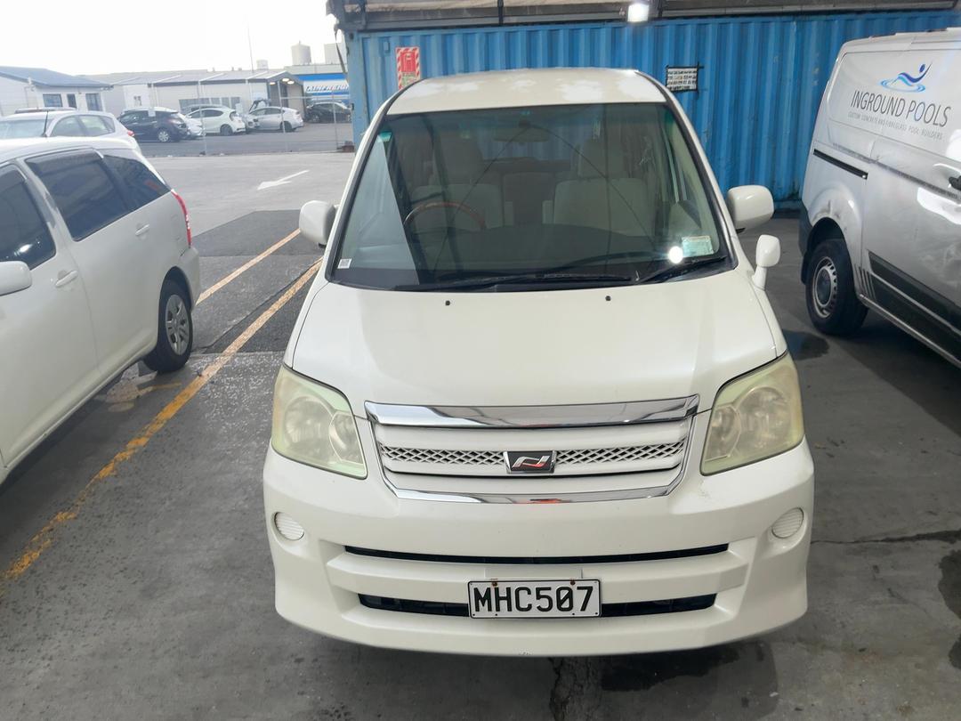 Photo '4' of Toyota Noah