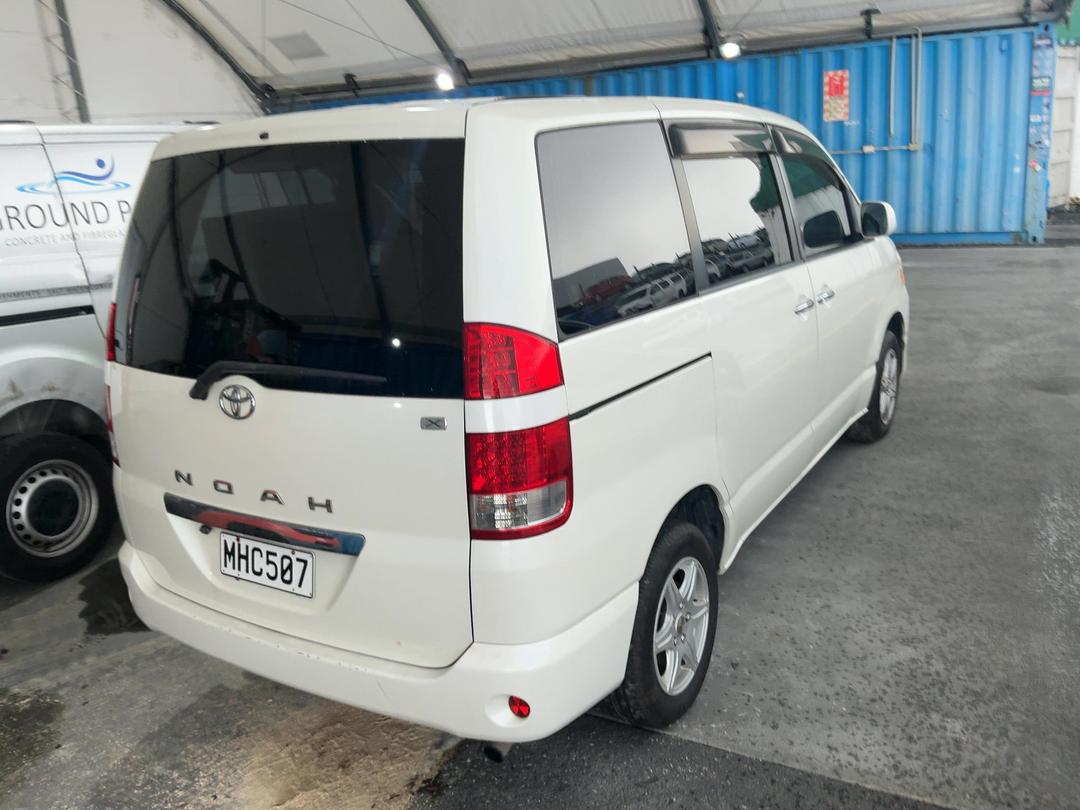 Photo '12' of Toyota Noah
