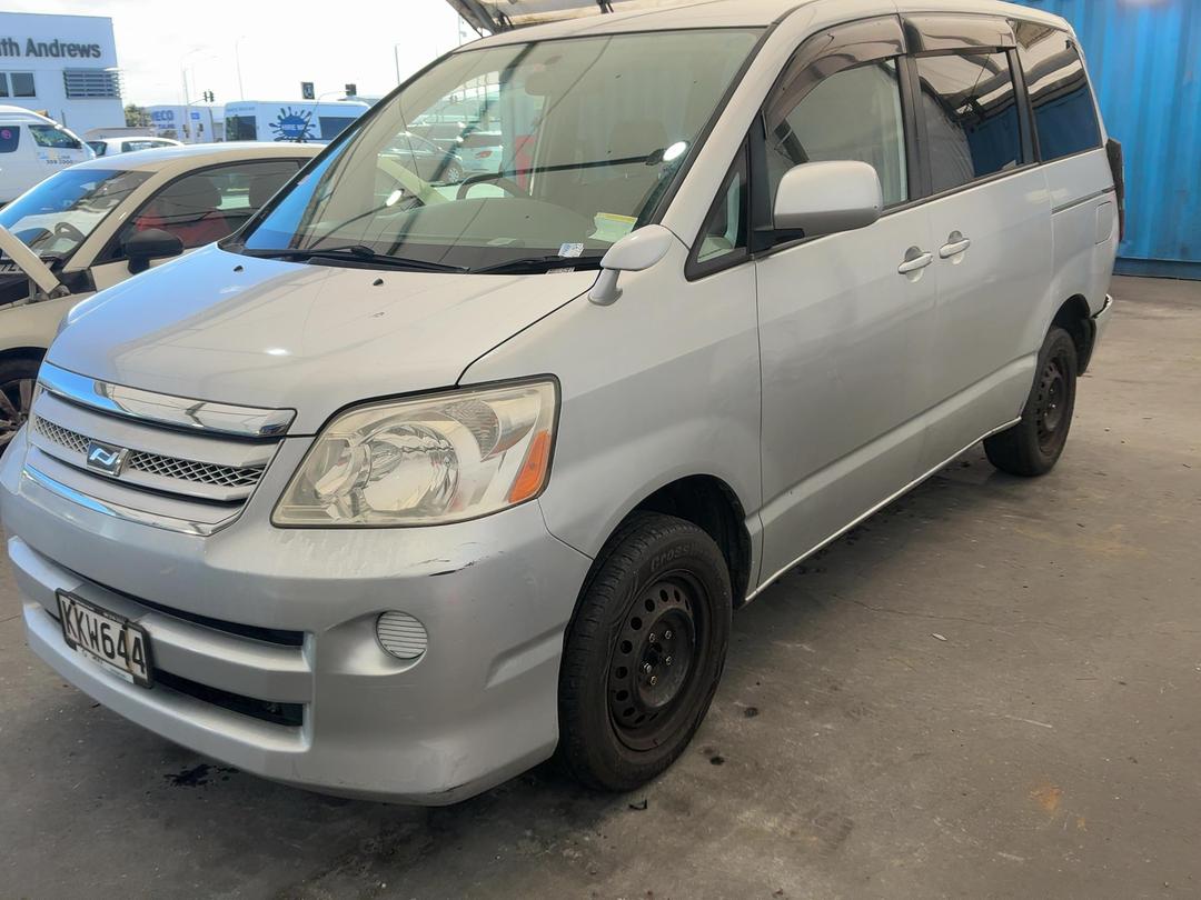 Photo '3' of Toyota Noah Photo '3' of Toyota Noah