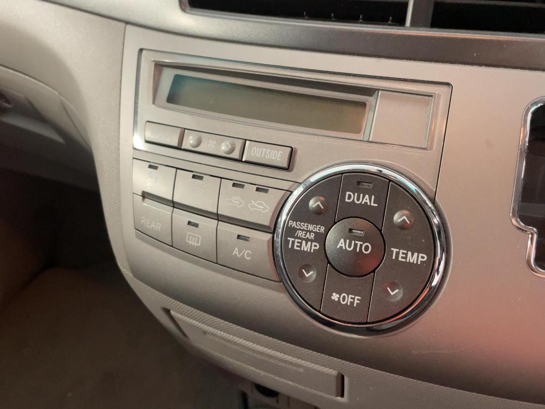 Photo '29' of Toyota Tarago