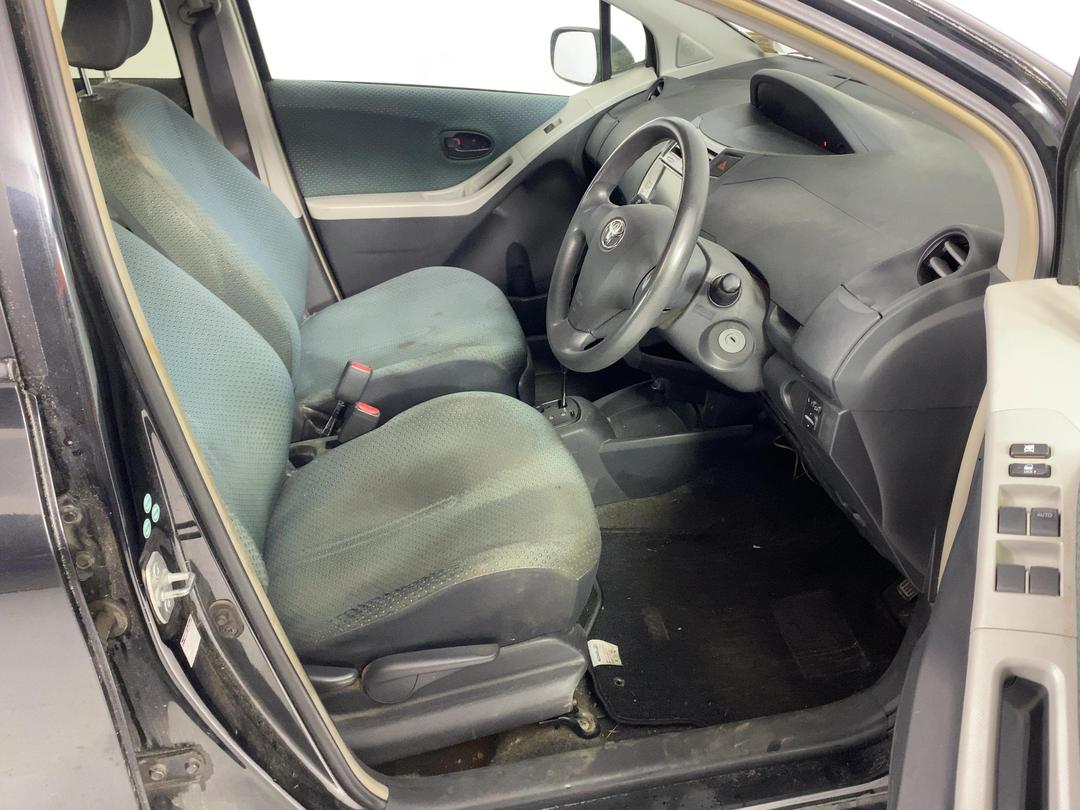 Photo '16' of Toyota Vitz
