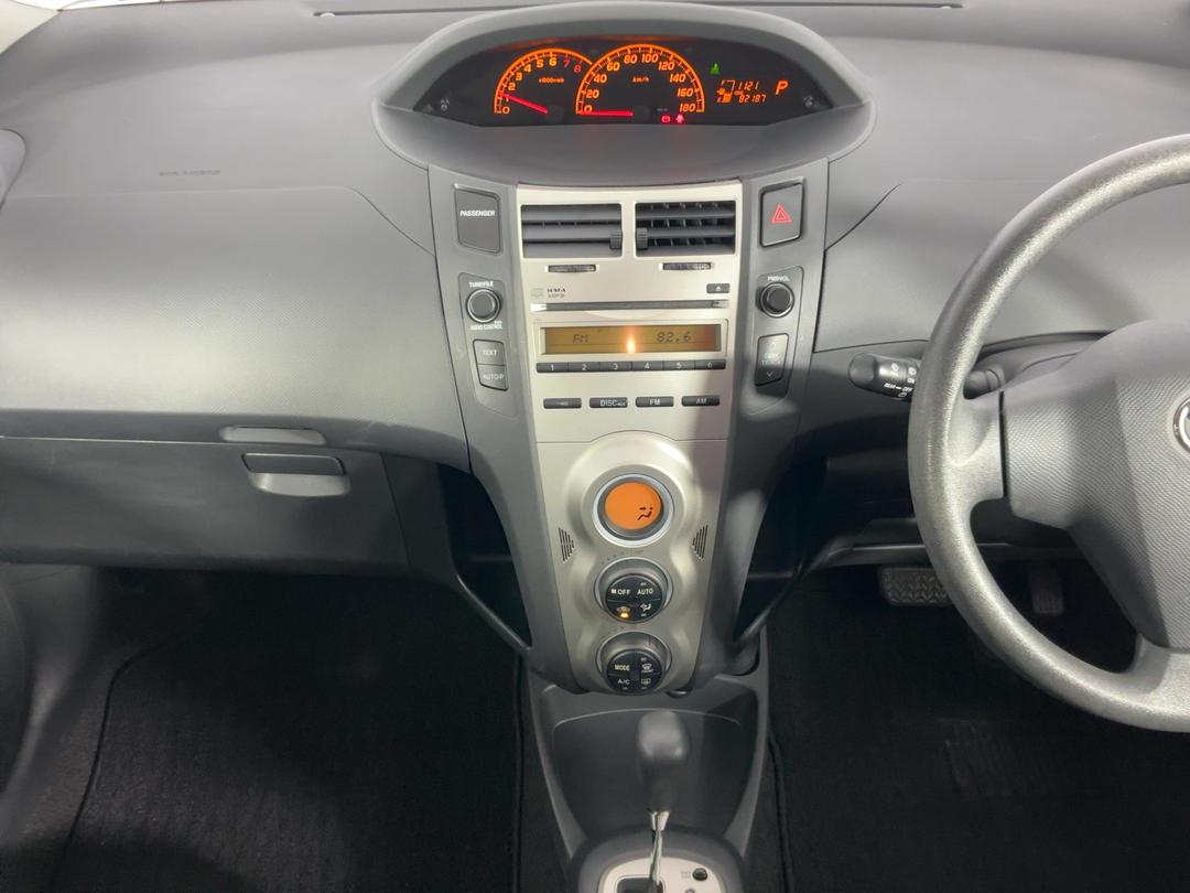 Photo '18' of Toyota Vitz