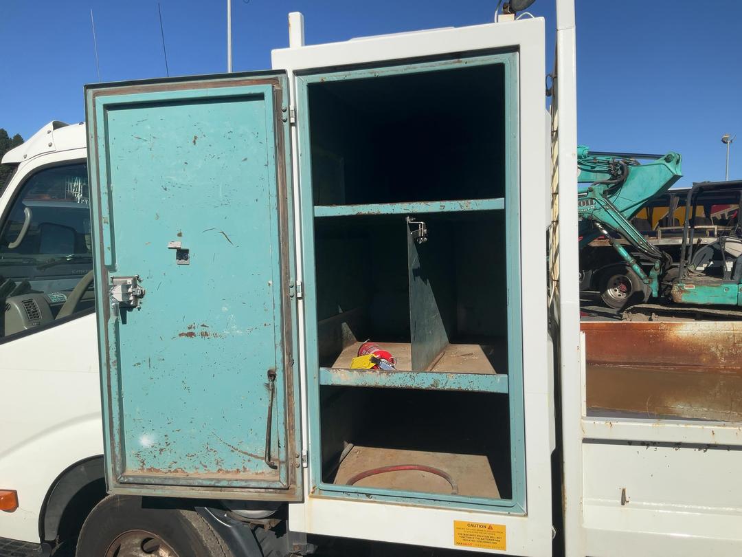 Photo '13' of Hino Dutro XZU417R Tipper