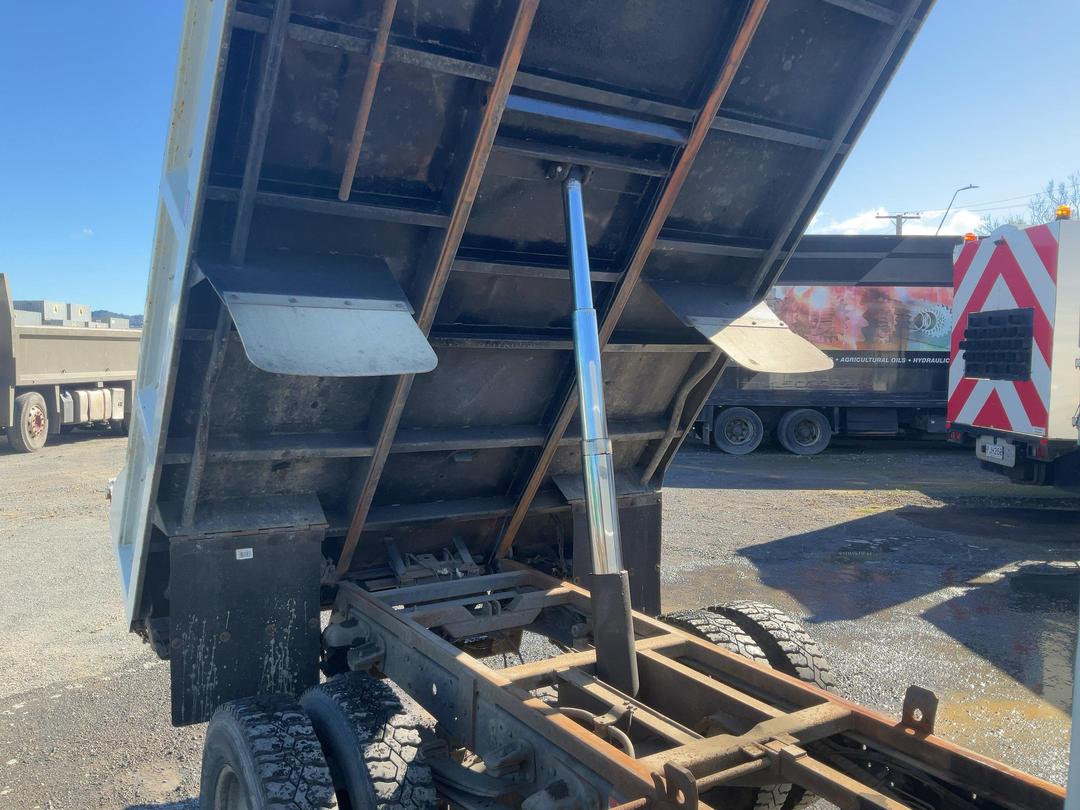 Photo '20' of Hino Dutro XZU417R Tipper