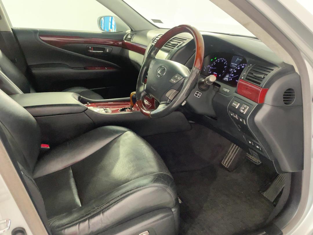 Photo '16' of Lexus LS460