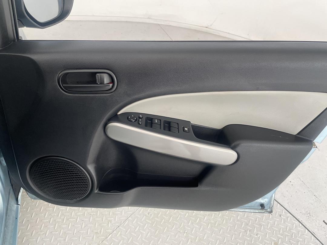 Photo '15' of Mazda Demio