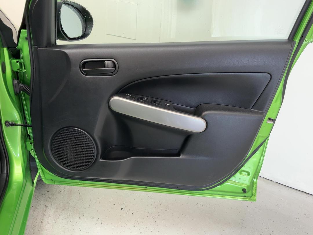 Photo '15' of Mazda Mazda2