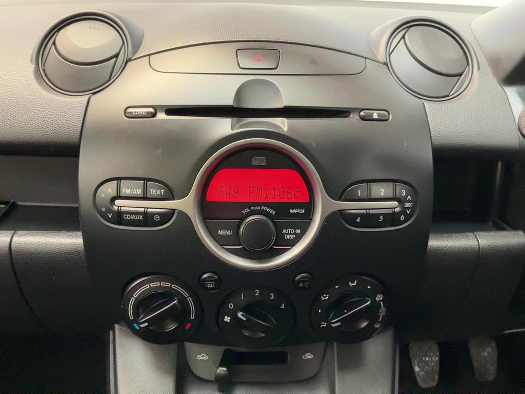 Photo '18' of Mazda Mazda2