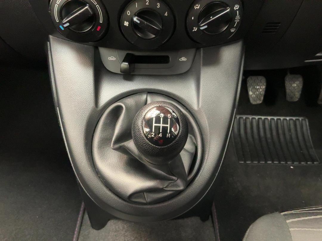 Photo '23' of Mazda Mazda2