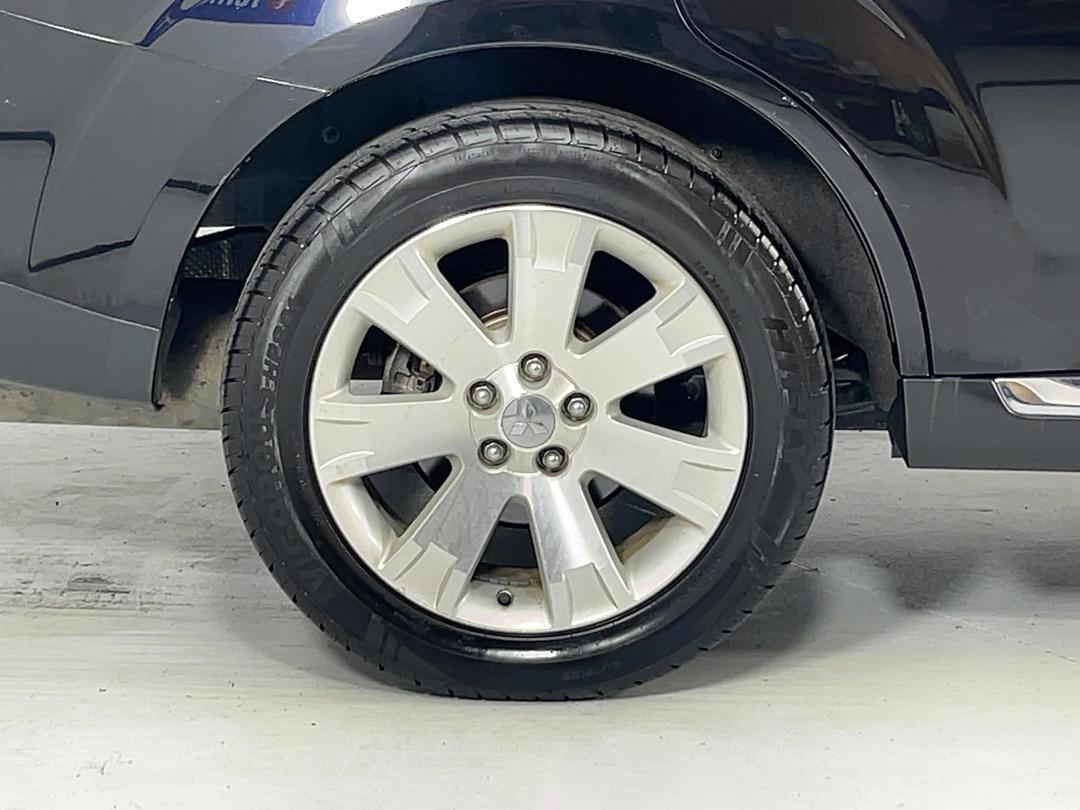 Photo '12' of Mitsubishi Outlander