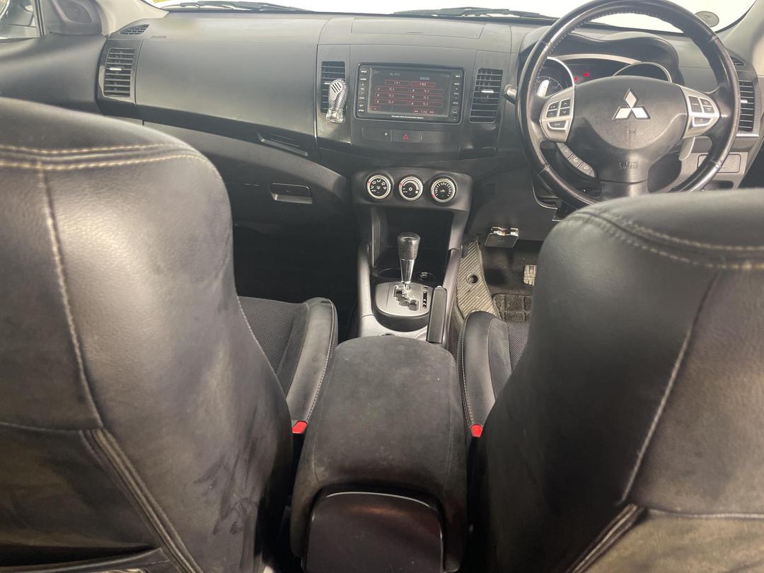 Photo '18' of Mitsubishi Outlander