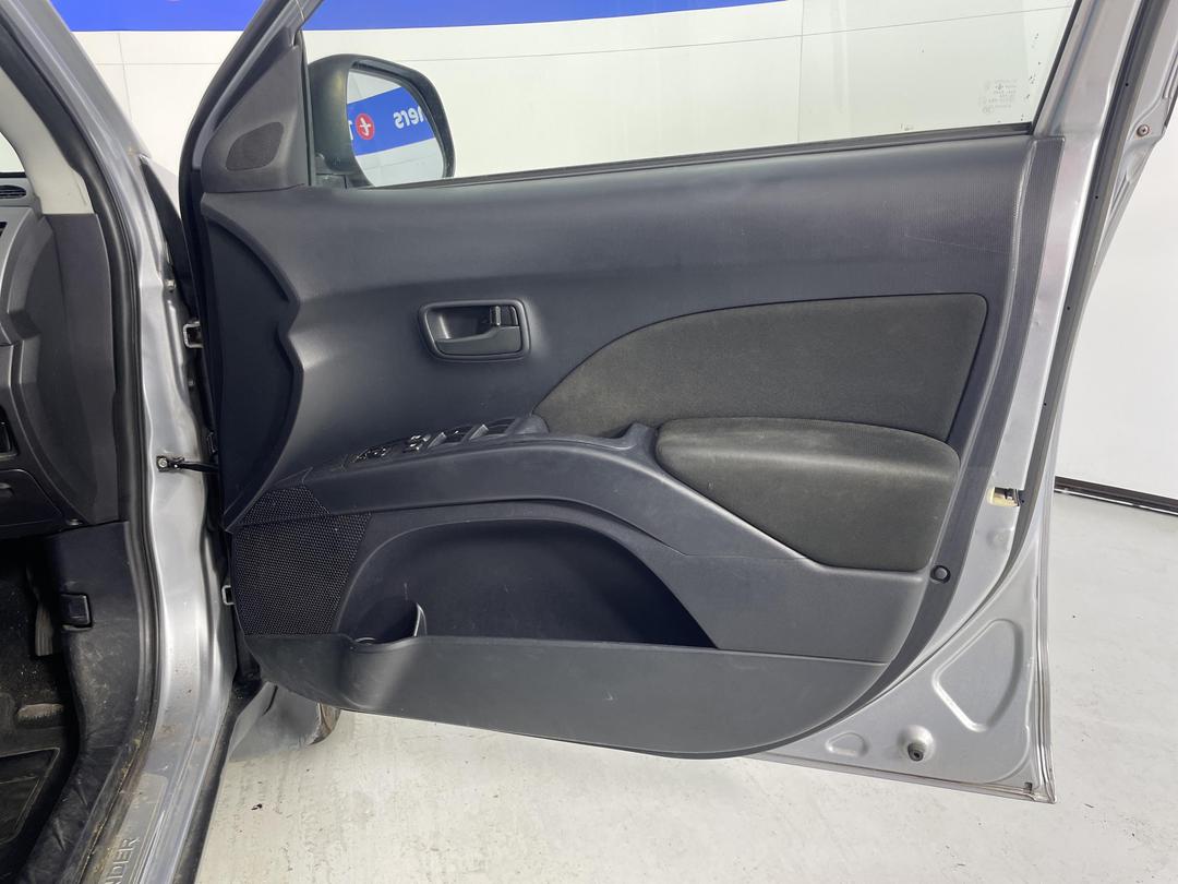 Photo '15' of Mitsubishi Outlander