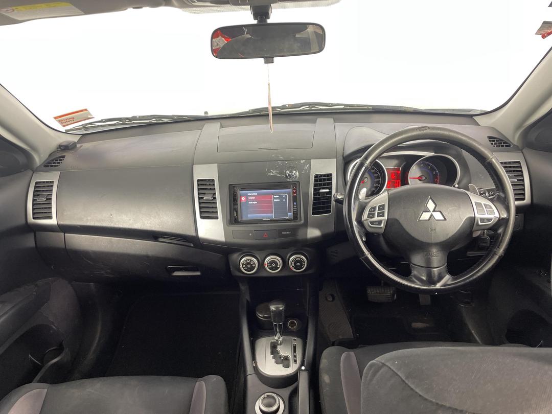 Photo '17' of Mitsubishi Outlander