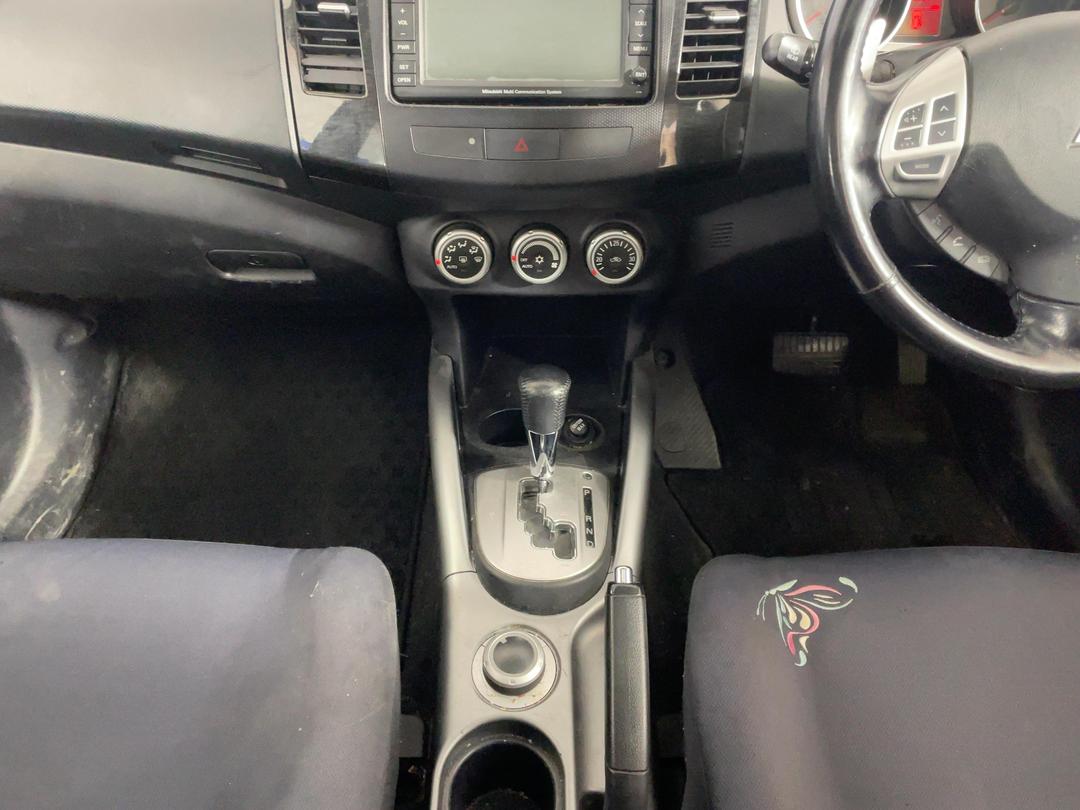 Photo '18' of Mitsubishi Outlander