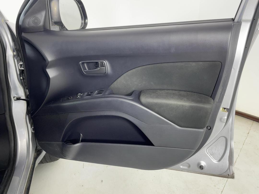 Photo '15' of Mitsubishi Outlander