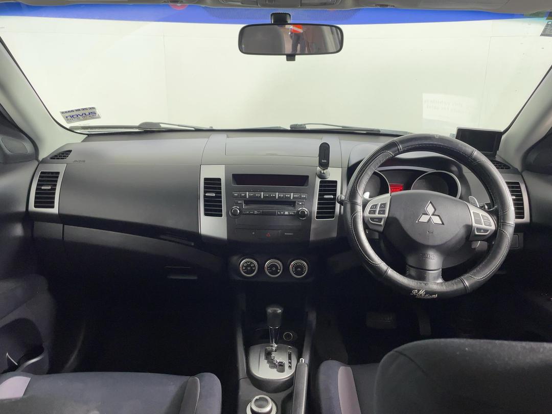 Photo '17' of Mitsubishi Outlander