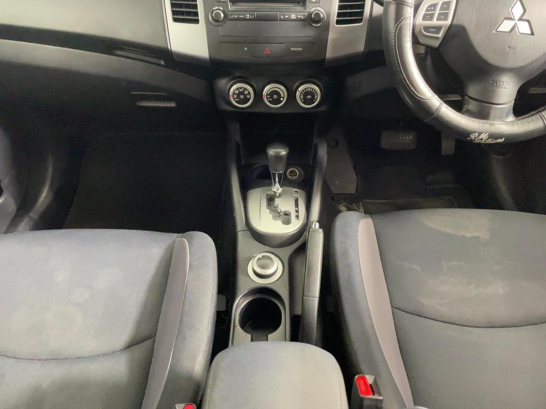 Photo '18' of Mitsubishi Outlander