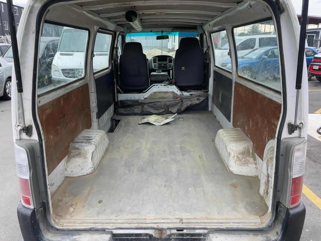 Photo '12' of Nissan Caravan Photo '12' of Nissan Caravan