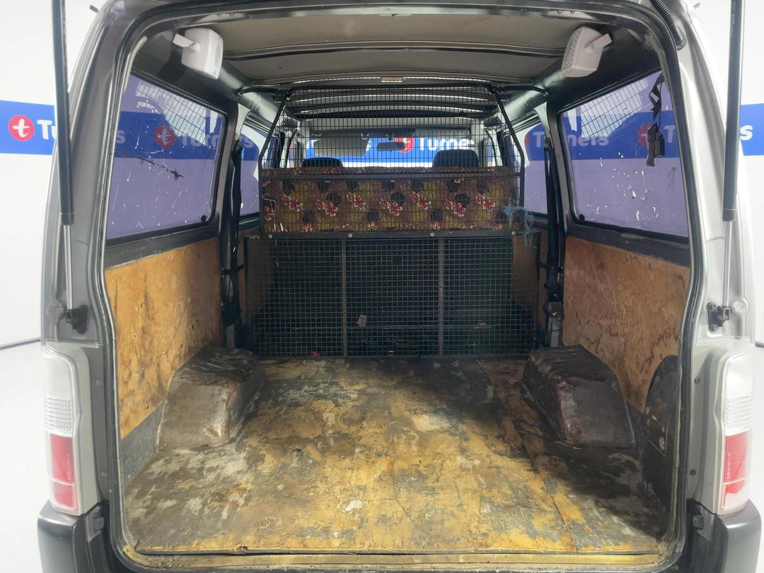 Photo '14' of Nissan Caravan