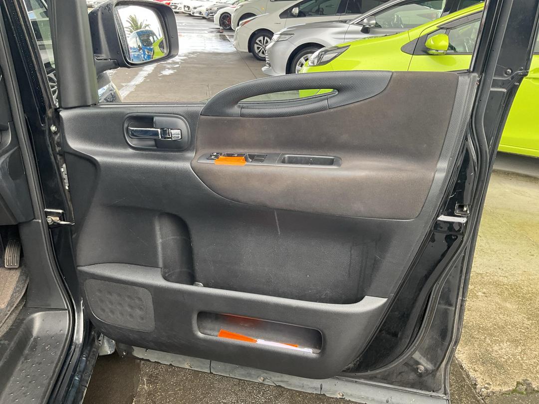 Photo '13' of Nissan Serena