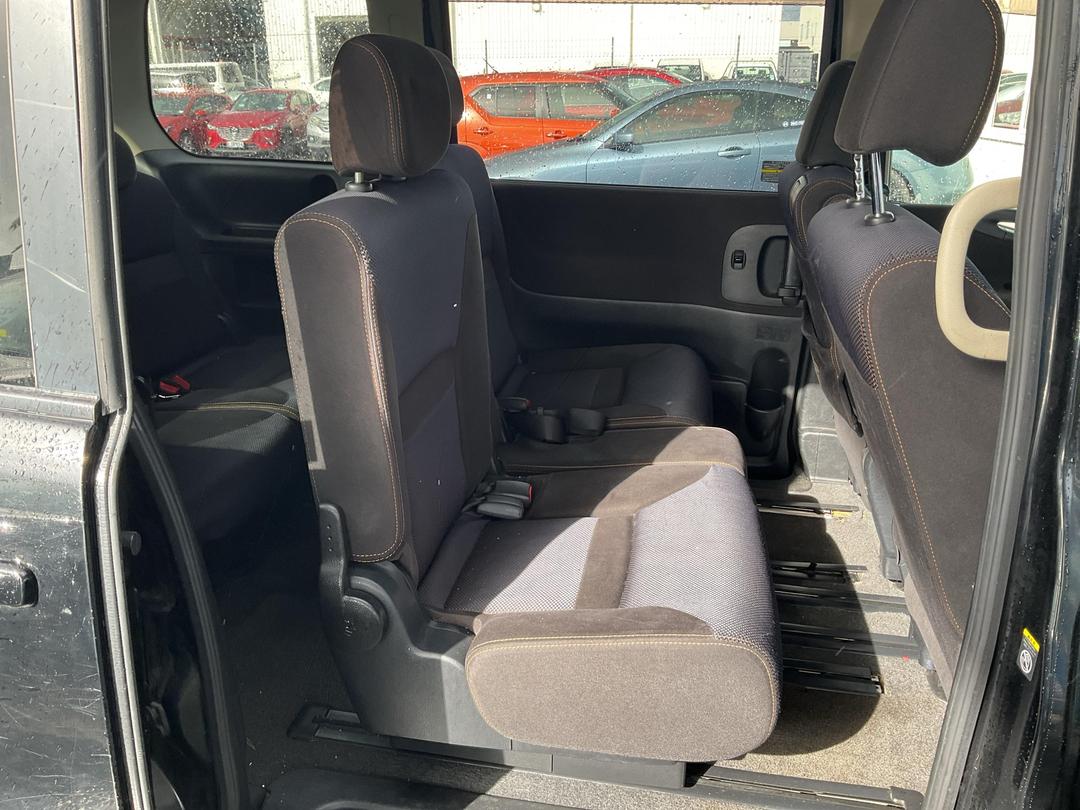 Photo '16' of Nissan Serena