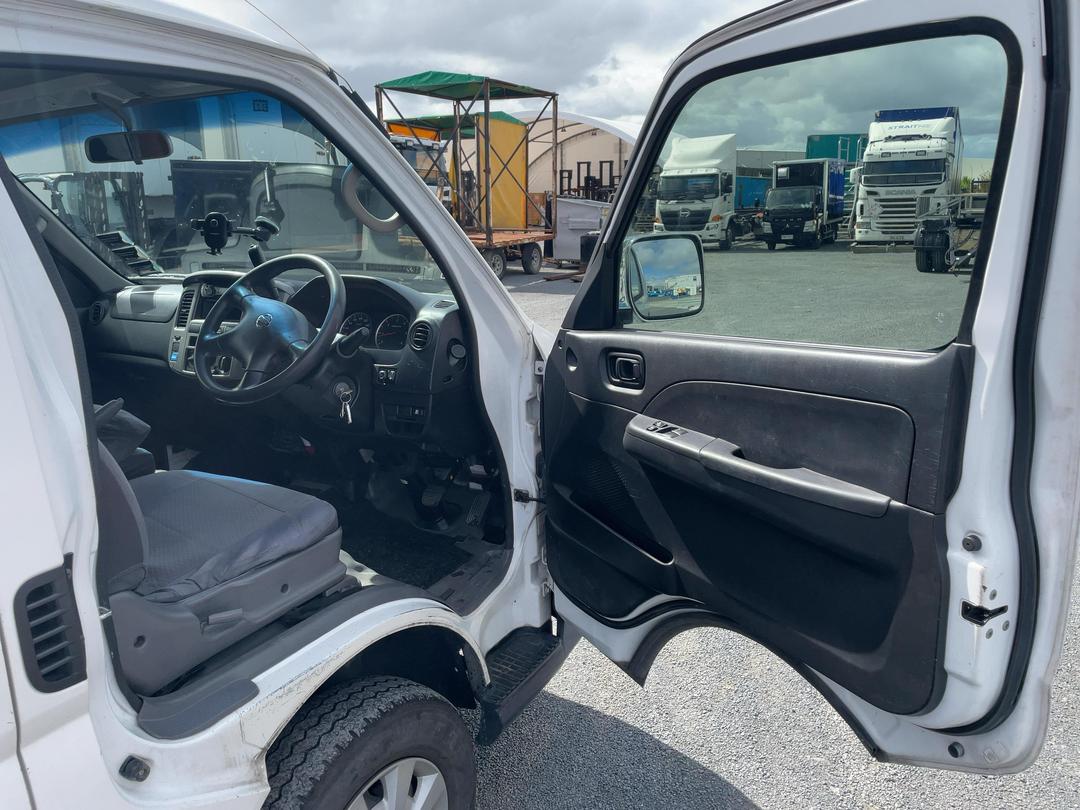 Photo '10' of Nissan Urvan 3.0 DIESEL AUTO Van