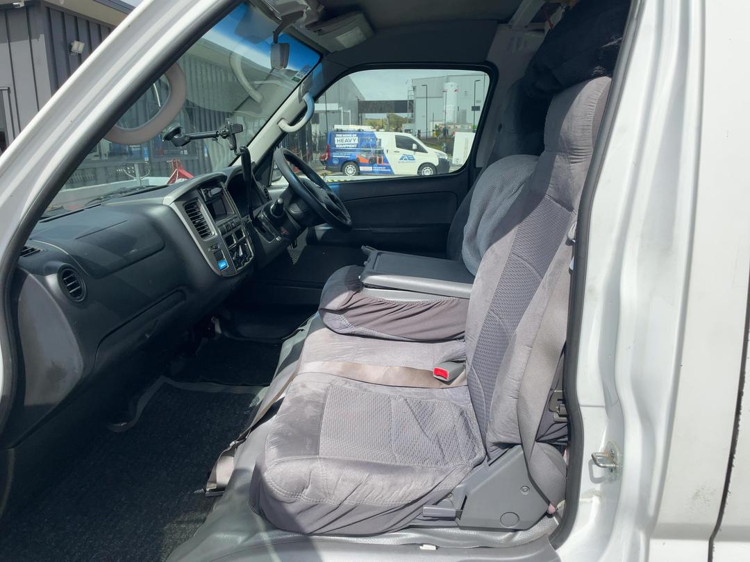 Photo '20' of Nissan Urvan 3.0 DIESEL AUTO Van